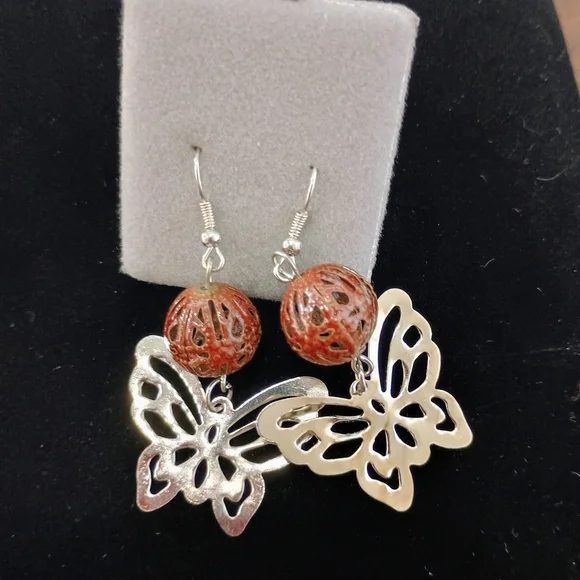 3 Pairs Of Earrings - Picture 3 of 4